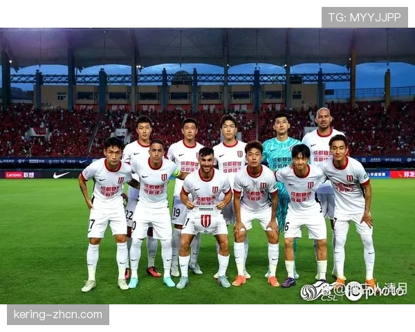 温馨时刻,成都蓉城小球迷冲入场内被保安拦下,球员主动上前合影