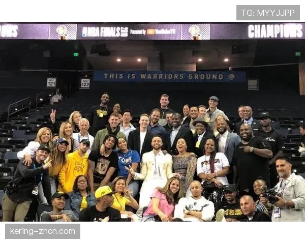 特写:库里三分命中数突破4000记,赛后与家人合影留念